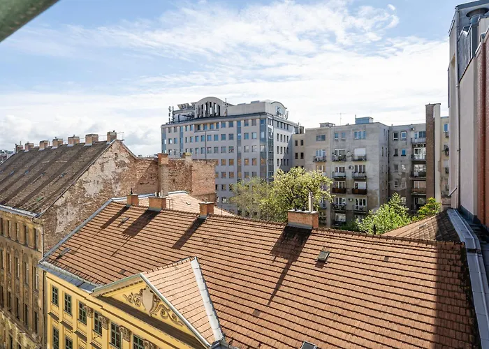 Neo Rooftop With Ac Apartment